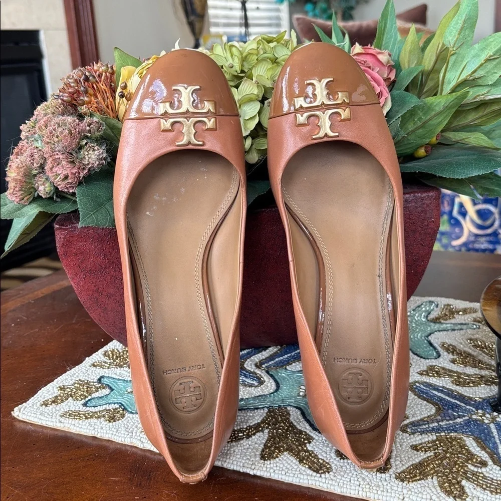 Tory Burch Raleigh Cap Toe Pumps Neutral Tan Leather Block Heels Gold Tone Logo